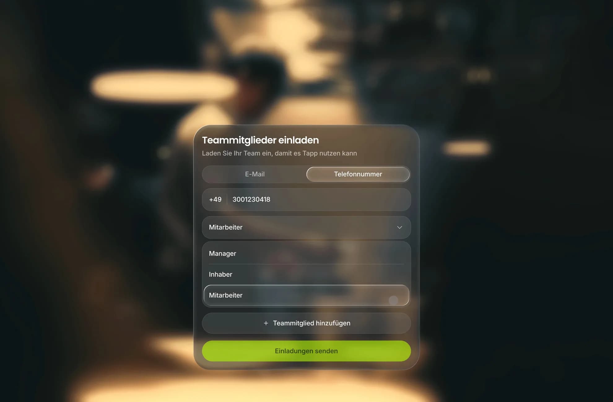 Eine neue Mitarbeiterin wird per Telefonnummer eingeladen; sie erhält den Code per SMS, tritt dem Team in der Tapp-App bei und landet auf ihrem Startbildschirm.