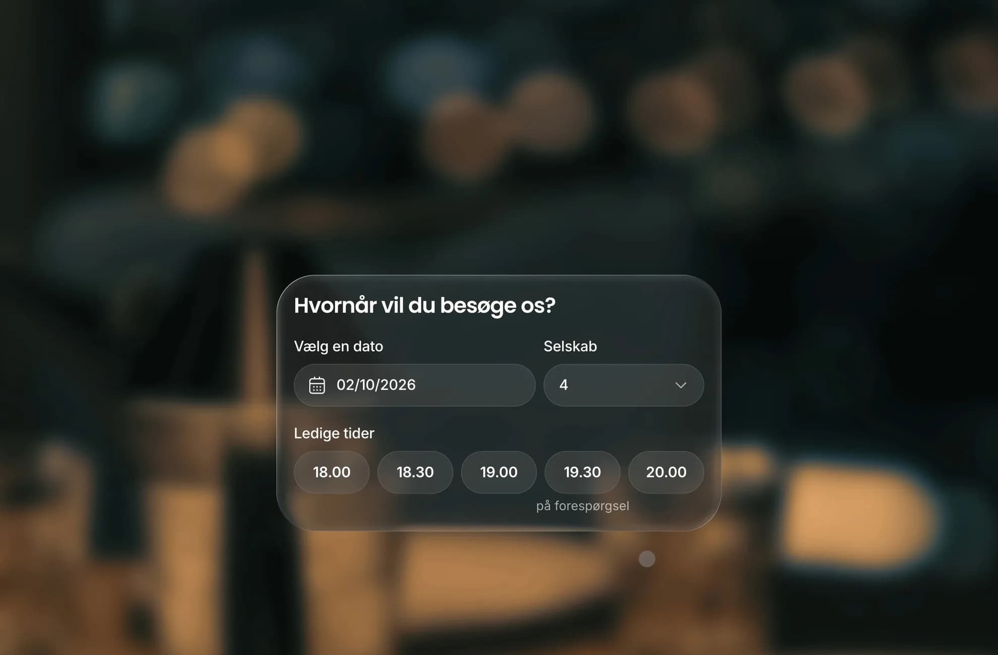 En gæst beder om et bord til fire på bookingsiden, bookingen bekræftes i Tapp-appen med ét tryk, og på aftenen placeres selskabet fra live-gulvet.