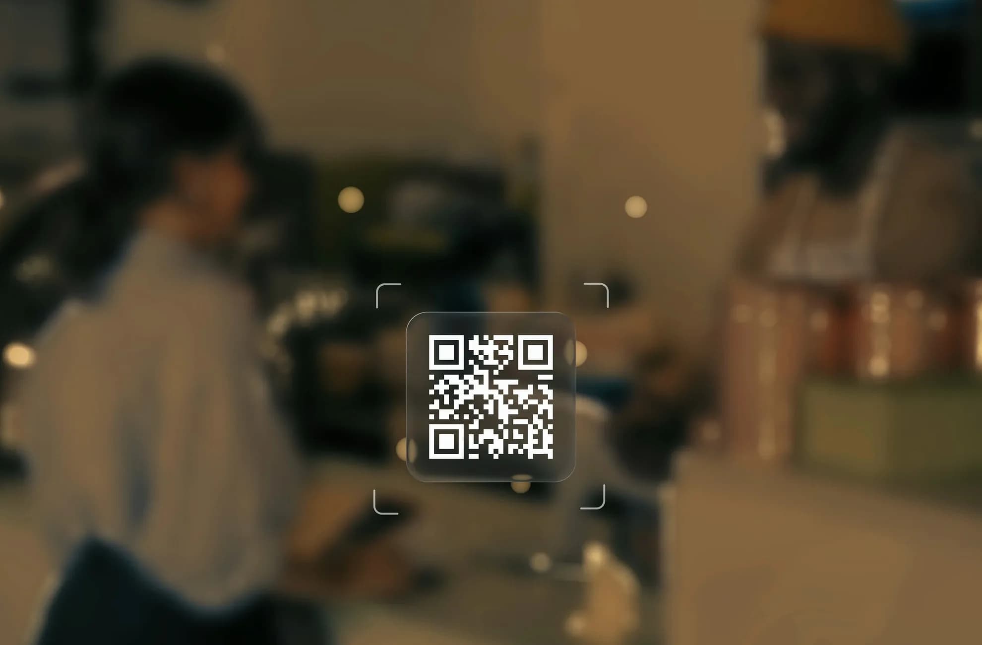 A guest scans the QR code and orders and pays in her phone’s browser; the order arrives in the Tapp app and is marked completed.